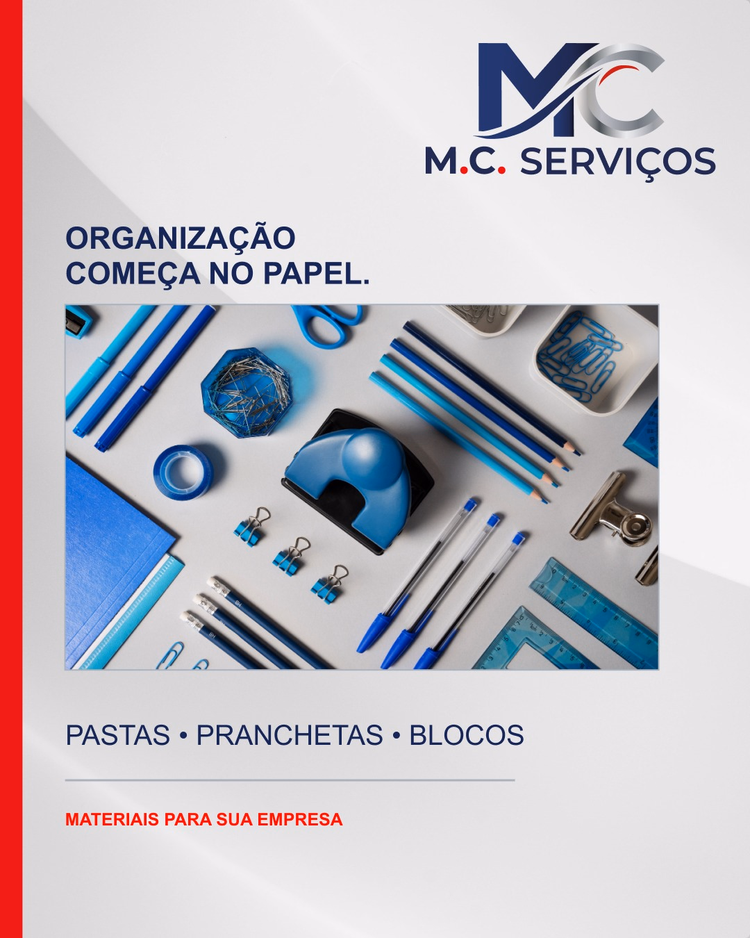Arte da M.C. Serviços com canetas, lápis, grampeador, clipes e réguas sobre a mesa, e a faixa Pastas, pranchetas e blocos